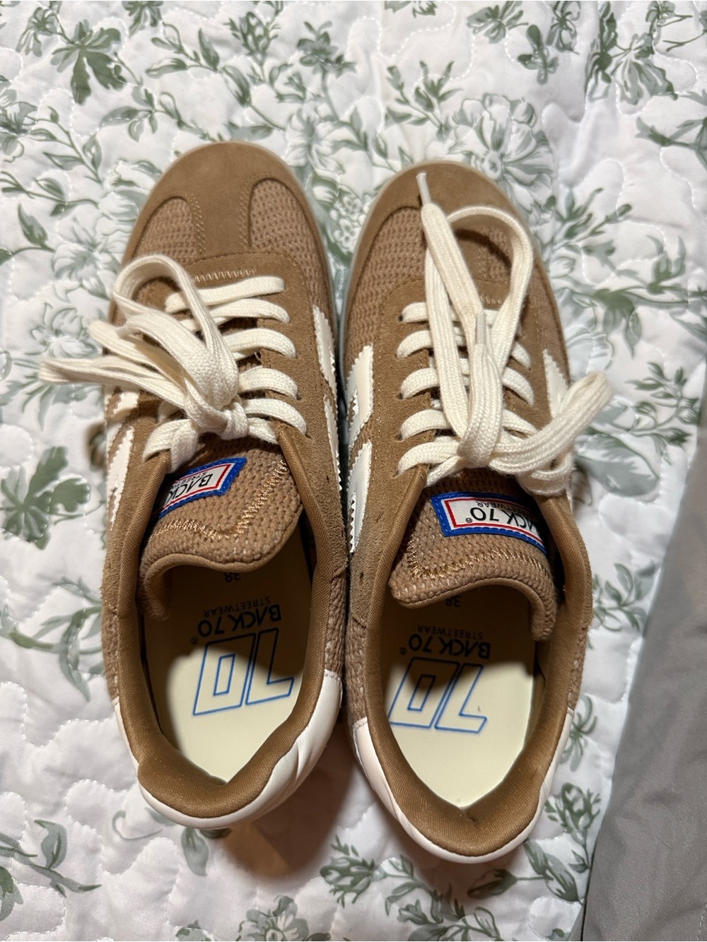 Women’s Back 70 Sneakers - Picture 2 of 5